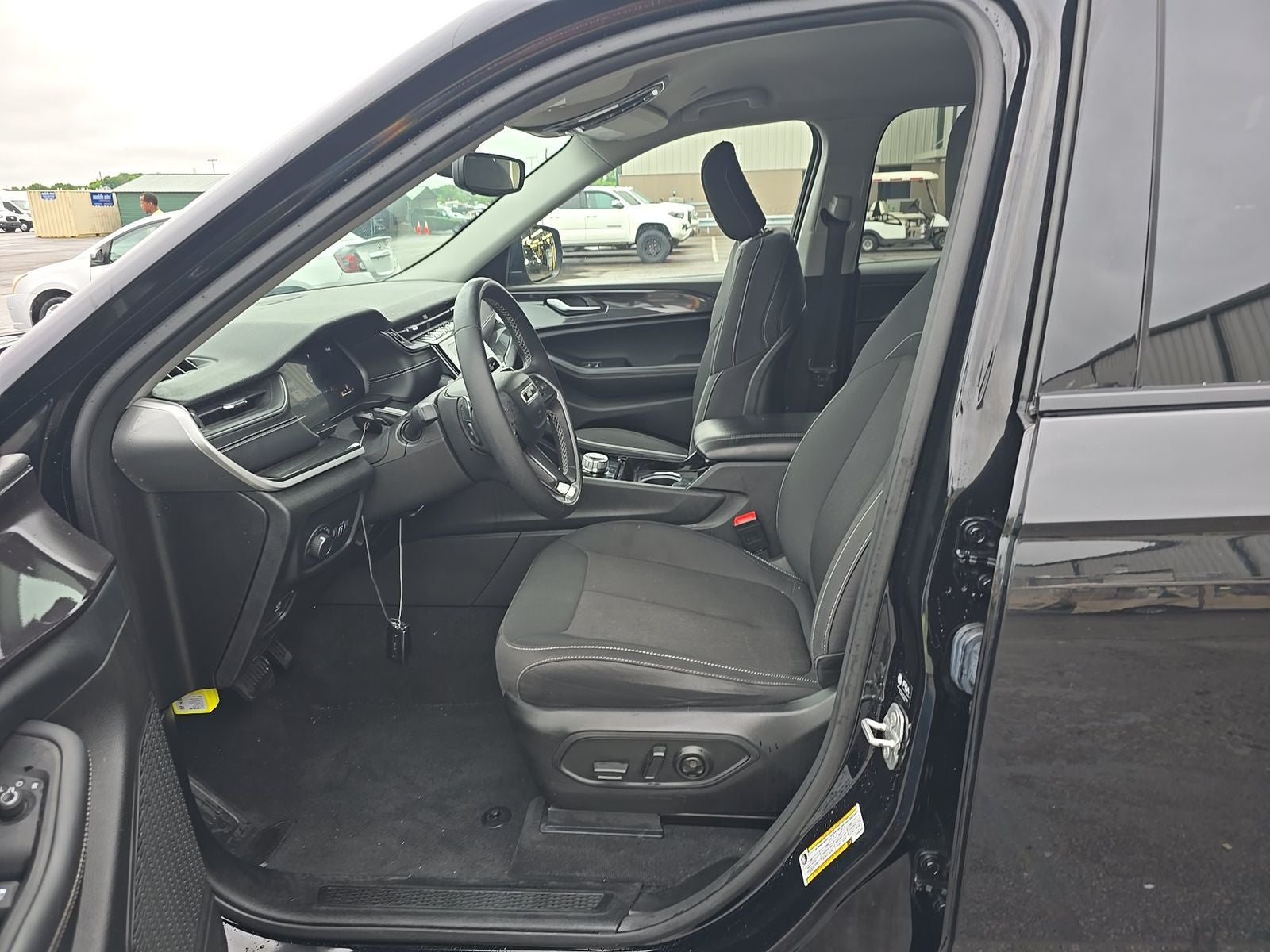 2023 Jeep Grand Cherokee Laredo 4WD
