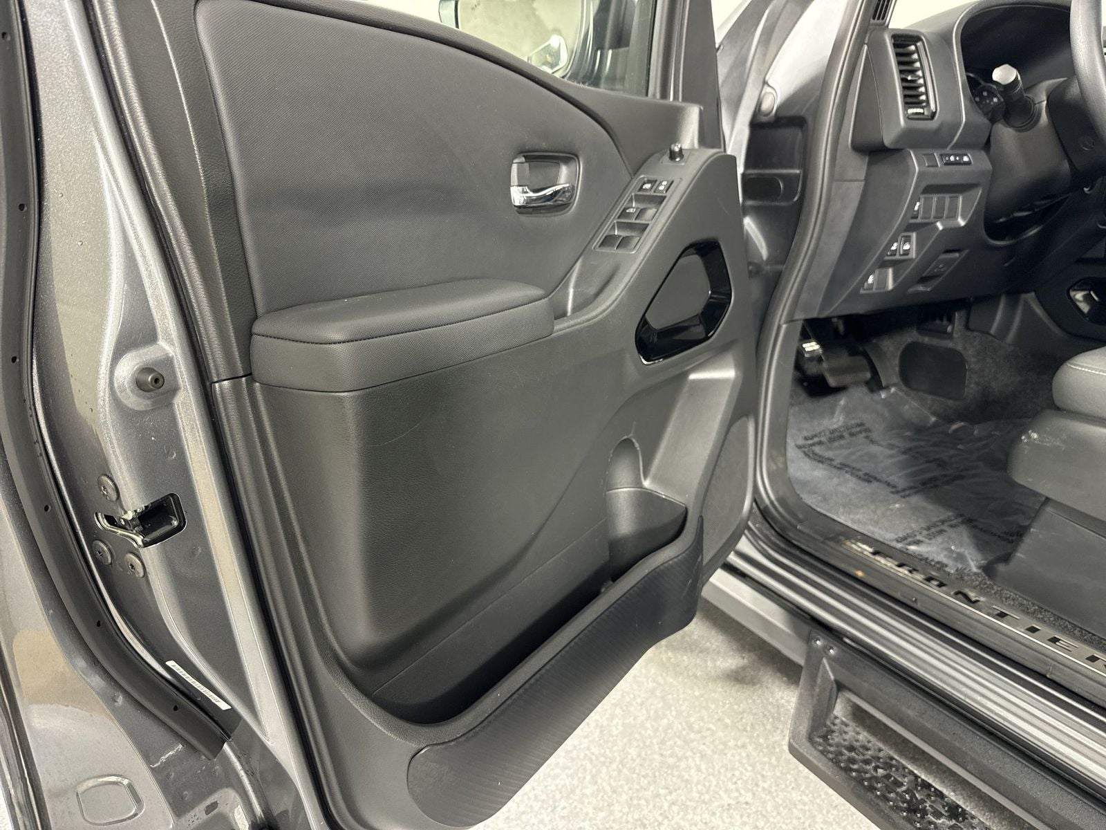 2023 Nissan Frontier SV Midnight Edition Package