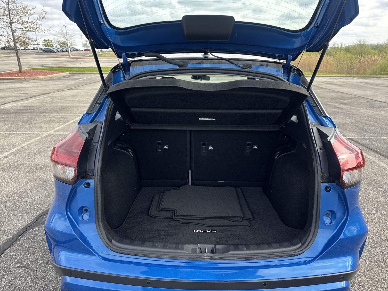 2023 Nissan Kicks SR