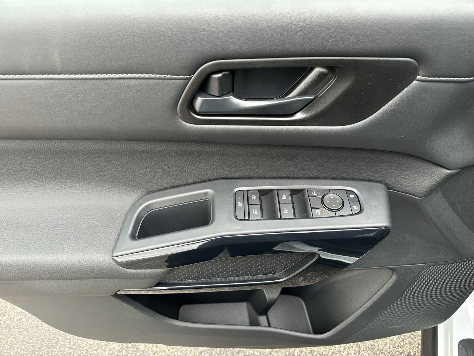 2025 Nissan Pathfinder SV Black Appearance Package