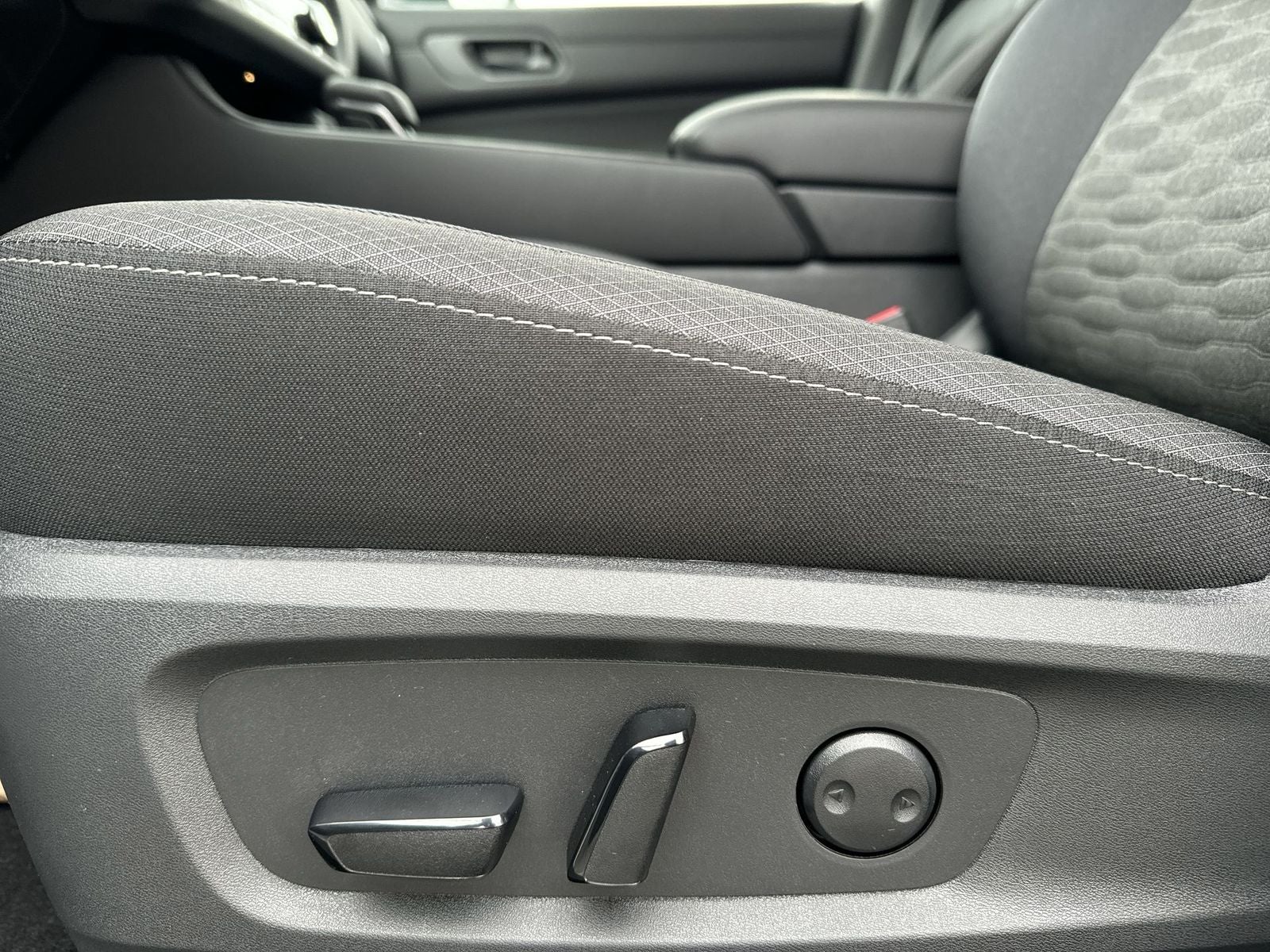 2025 Nissan Pathfinder SV Black Appearance Package