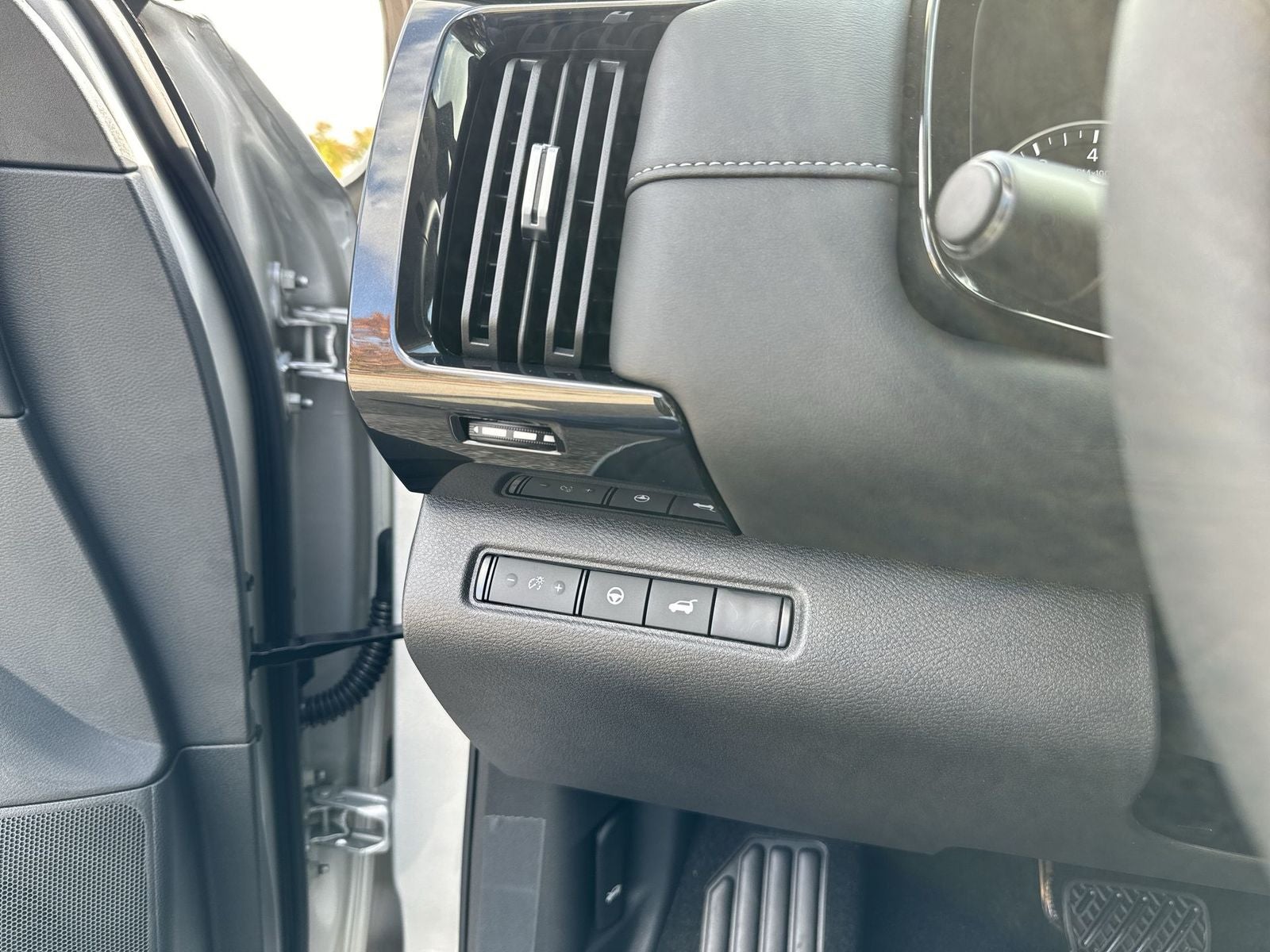 2025 Nissan Pathfinder SV Black Appearance package