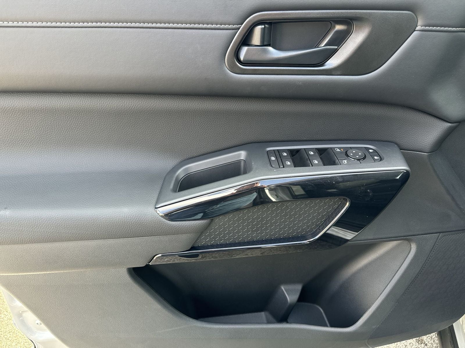 2025 Nissan Pathfinder SV Black Appearance package