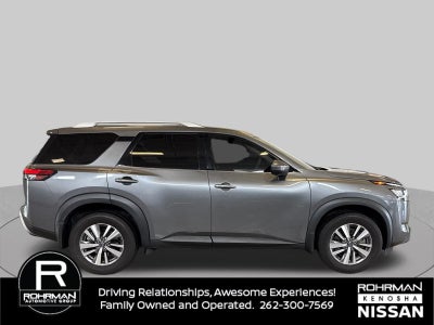 2022 Nissan Pathfinder SL