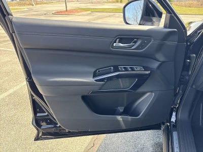 2026 Nissan Pathfinder Platinum Captain Chairs Package