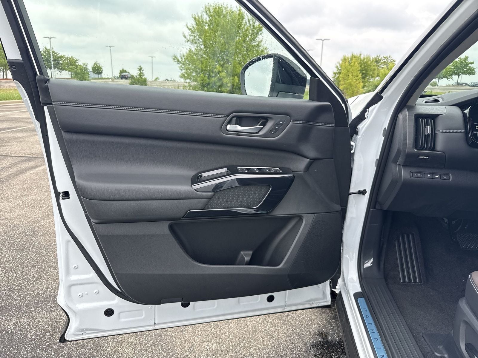 2026 Nissan Pathfinder Platinum Captain Chairs Package